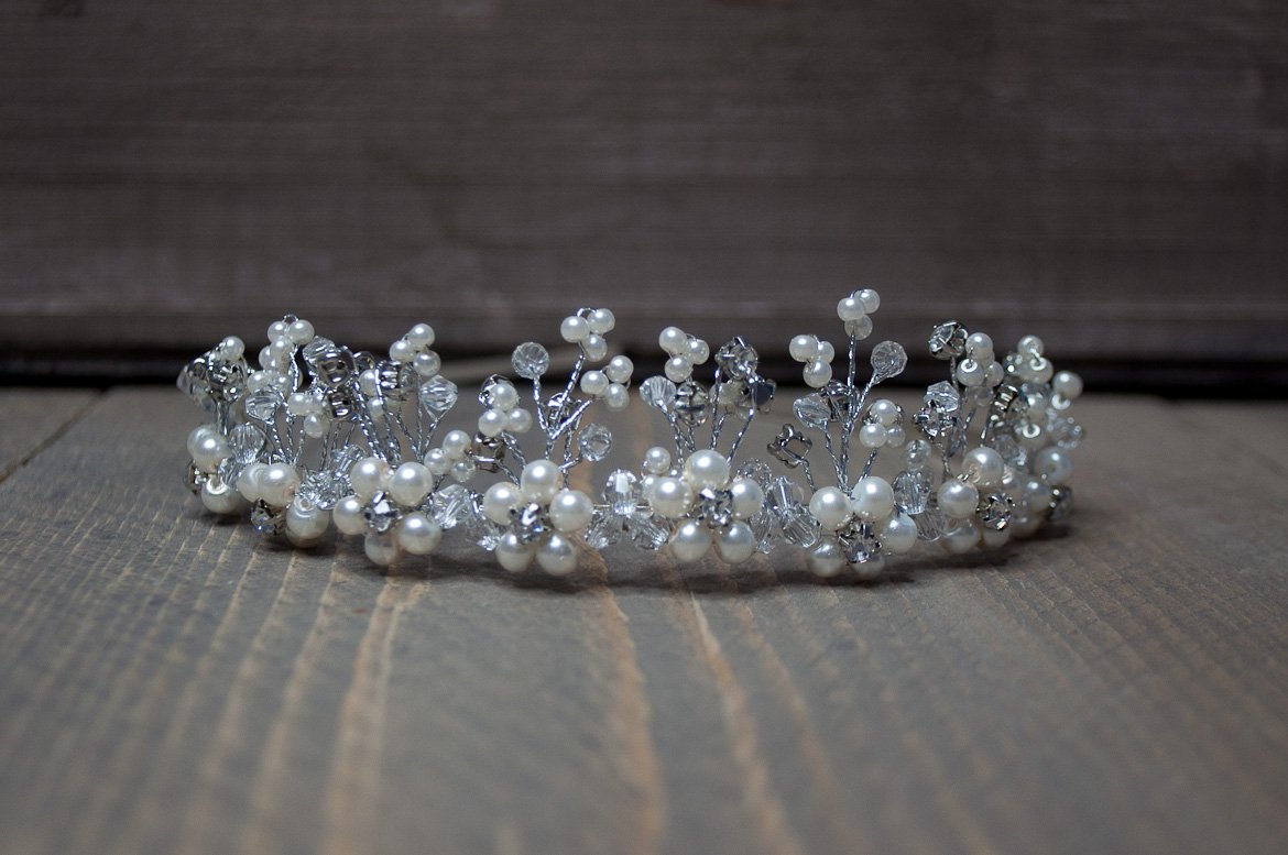 vergroting Vluchtig tolerantie Deze mooie tiara met parels en glittersteentjes maakt elke bruidskapsel  compleet.